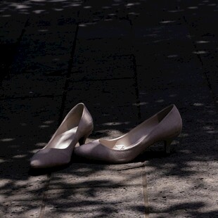 阳光下的优雅高跟鞋