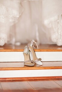 精致小船摆件置于木台