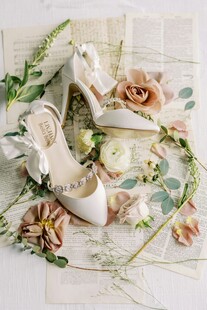 优雅白色高跟鞋与花卉装饰