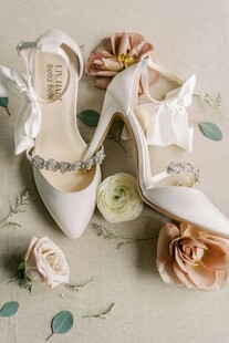优雅白色婚鞋与花卉装饰