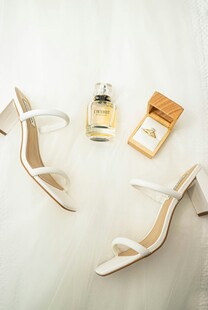 优雅女鞋与精致配饰组合