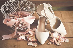 优雅婚鞋与浪漫装饰元素