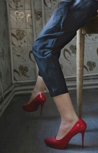红高跟鞋搭配时尚裤装