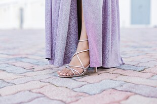 紫色长裙下的精致凉鞋