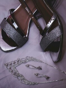 优雅凉鞋与精致饰品搭配