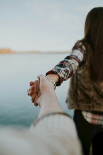 牵手漫步湖边的温馨瞬间