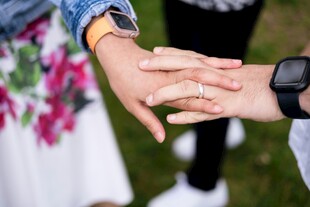 手牵手的温馨瞬间