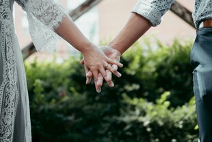 情侣牵手漫步美好瞬间