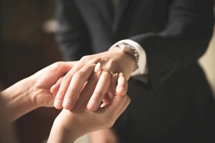 新人交换戒指瞬间