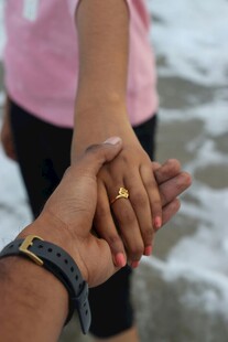 情侣海边牵手甜蜜瞬间