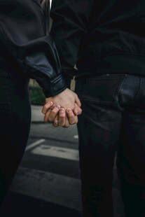 两人牵手背影