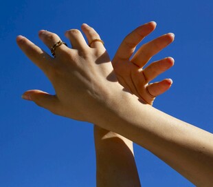 双手伸向蓝天的美好瞬间