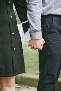 情侣牵手漫步浪漫瞬间