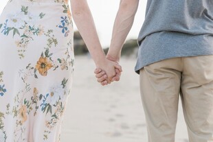 情侣牵手漫步海滩