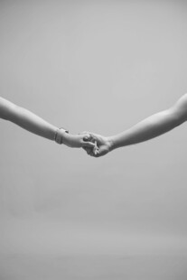 手牵手的亲密瞬间