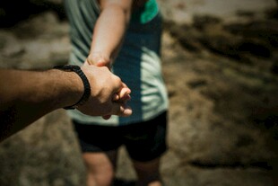 情侣牵手漫步海边