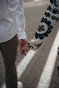 情侣牵手漫步在路上