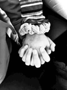 婴儿小手戴可爱花朵手环