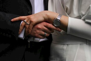 两人牵手互动瞬间