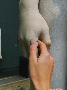 手与雕塑的细腻互动
