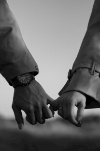 手牵手的亲密瞬间