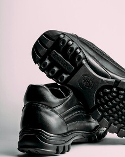 黑色户外皮鞋鞋底特写