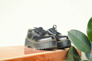 复古厚底鞋搭配绿植摆件