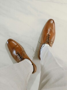 男士棕色皮鞋搭配白色长裤