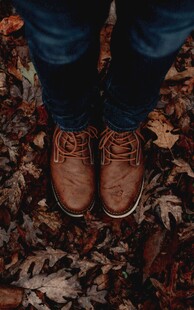脚下秋景 复古皮鞋与落叶