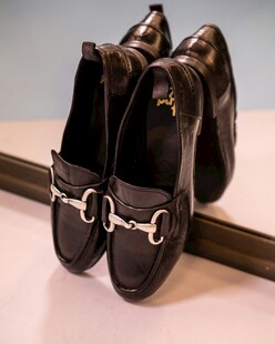 时尚金属扣饰黑色皮鞋