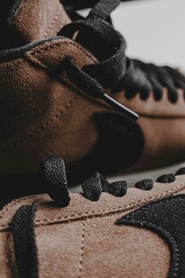 棕色运动鞋鞋带细节特写