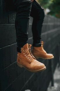 时尚男士棕色工装靴特写