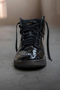 黑色系带漆皮短靴特写