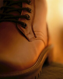 棕色系带皮靴特写