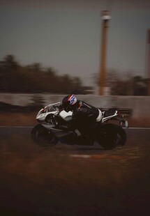 摩托车手赛道飞驰瞬间