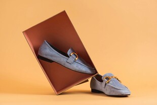 时尚蓝鞋置于棕色盒中