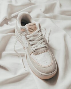 简约米色休闲运动鞋展示