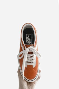 橙色系带运动鞋特写