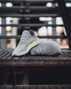 时尚运动鞋置于户外平台
