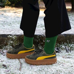 绿袜配厚底鞋的时尚穿搭