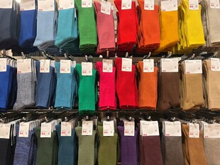 多彩袜子整齐陈列展示