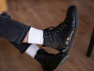 时尚黑色高帮鞋特写