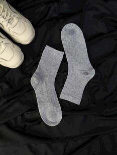 简约风袜子与休闲鞋搭配