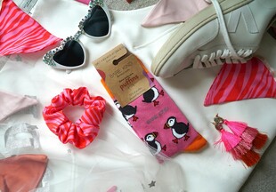 可爱袜子及饰品组合展示