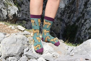 户外彩色花纹袜子特写