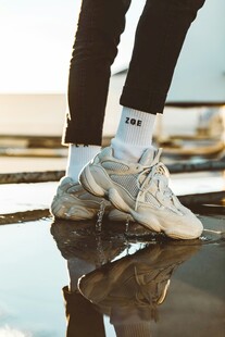 时尚潮人脚下的个性运动鞋