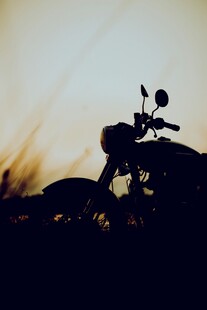 夕阳下的摩托车剪影