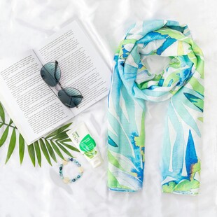 清新印花围巾与休闲配饰