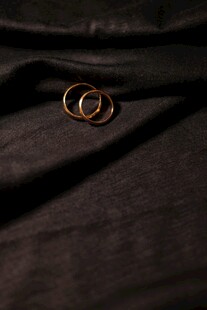 两枚金戒指置于深色布上