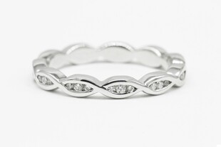 精致钻石花纹银戒指